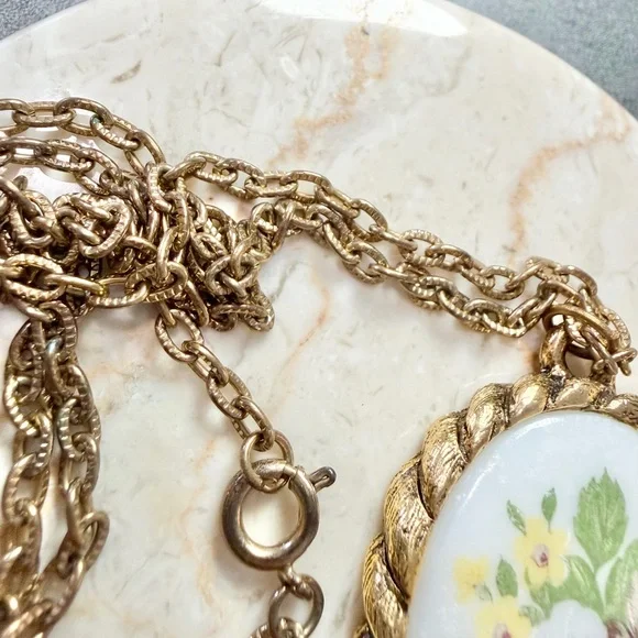 Vintage Victorian Style Floral Cameo Gold Tone Porcelain Pendant Chain Necklace - Picture 4 of 4
